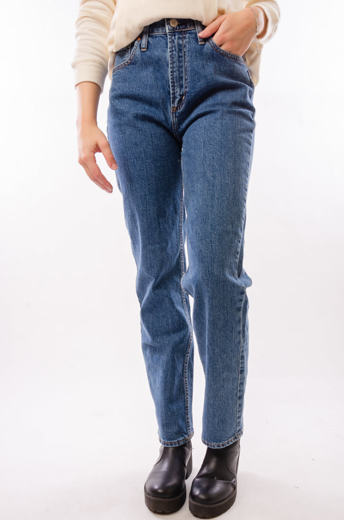 Highly Desirable Straight Leg Jeans - 28